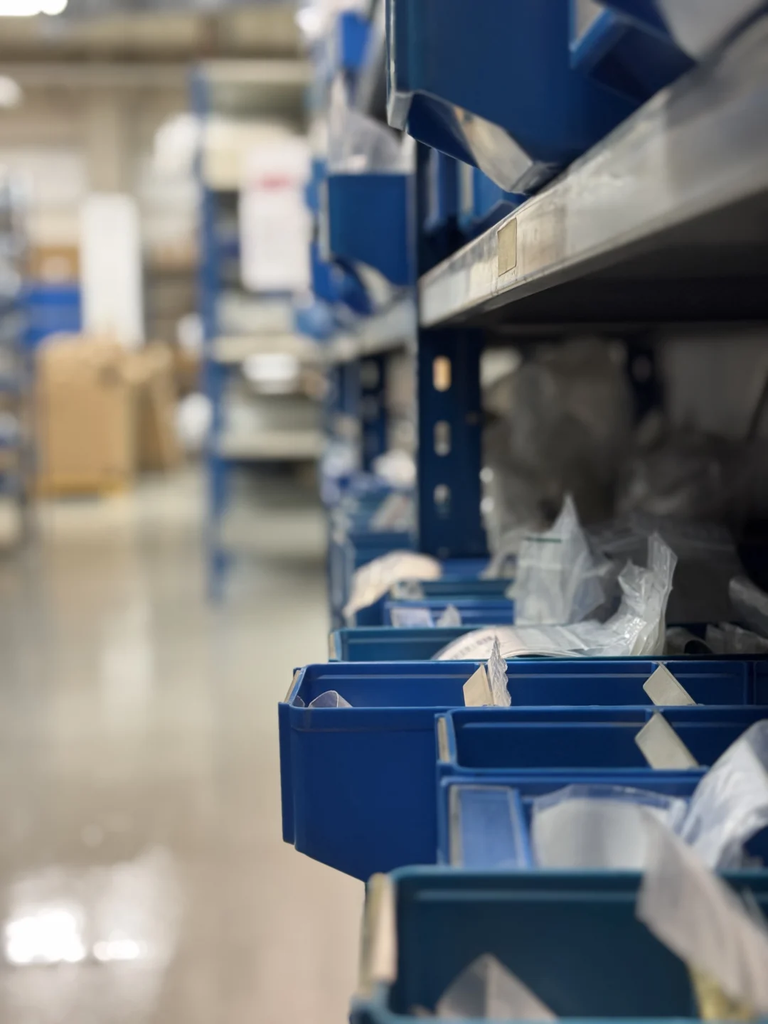 varaosia ja tarvikkeita hyllyssä